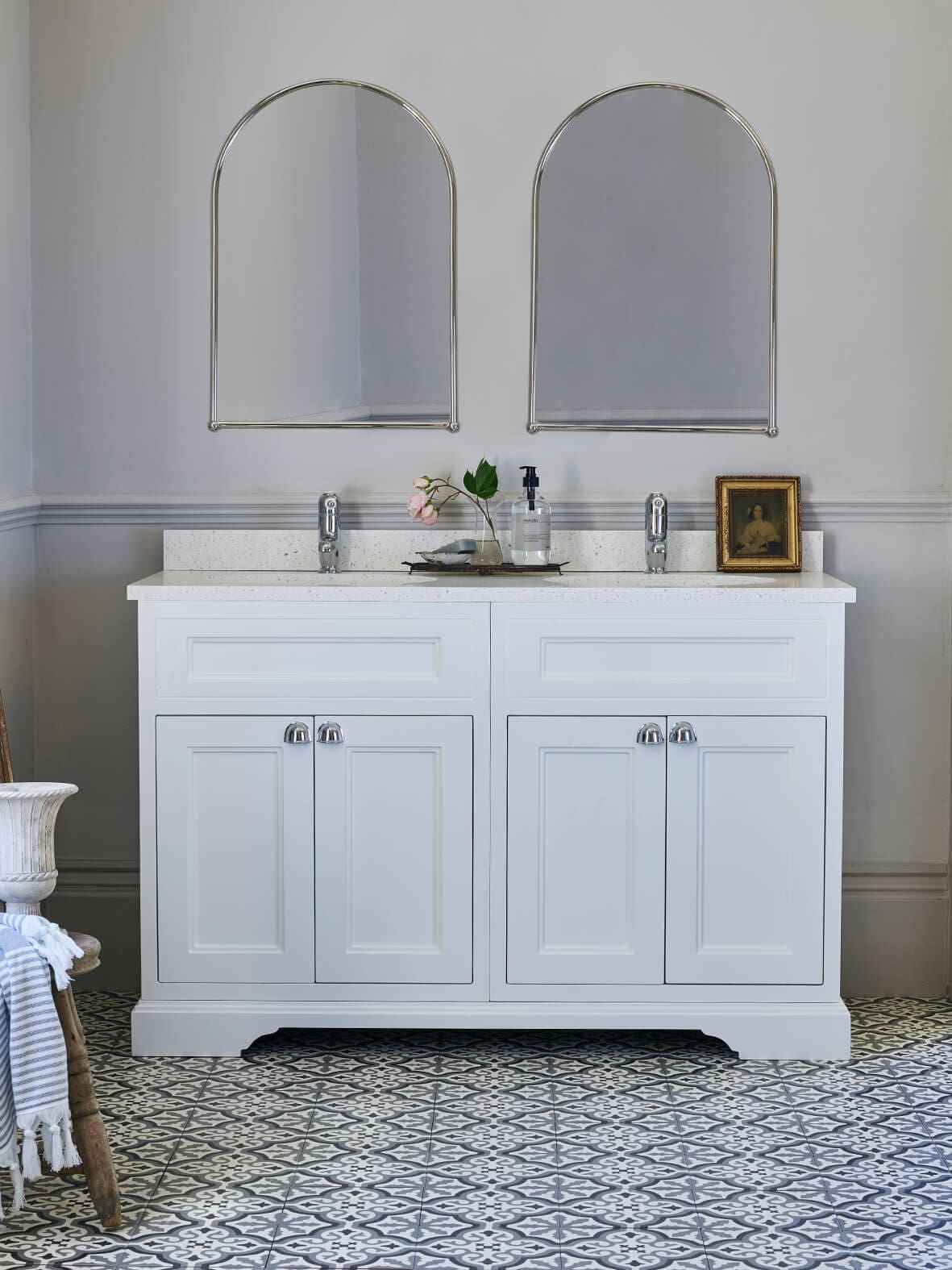 Double basin & vanity, with doors - Image 2